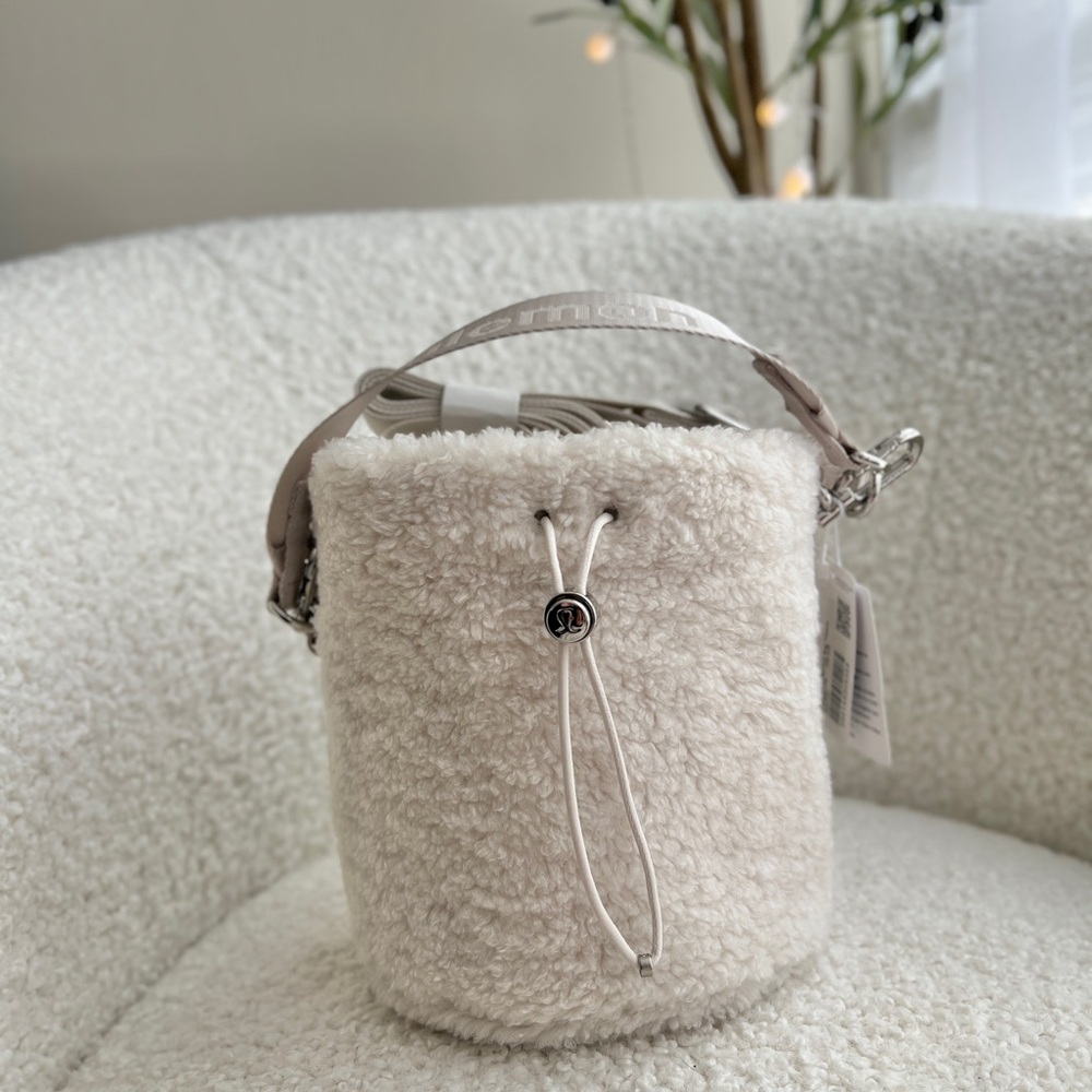 Lululemon Crossbody bucket bag *fleece